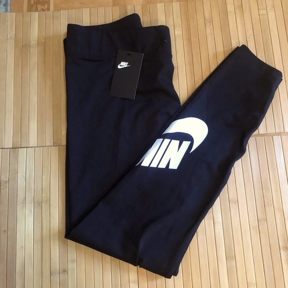 NIKE Black Sportswear Leggings size XL - Picture 1 of 4